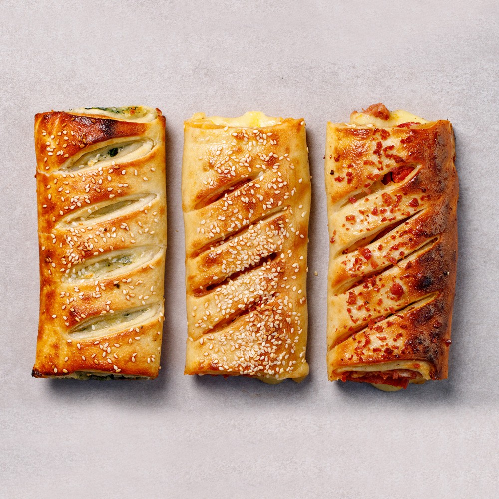  - STROMBOLI PEPPERONI<br />
STROMBOLI SPINACH<br />
STROMBOLI SAUSAGE PEPPERONI & BACON