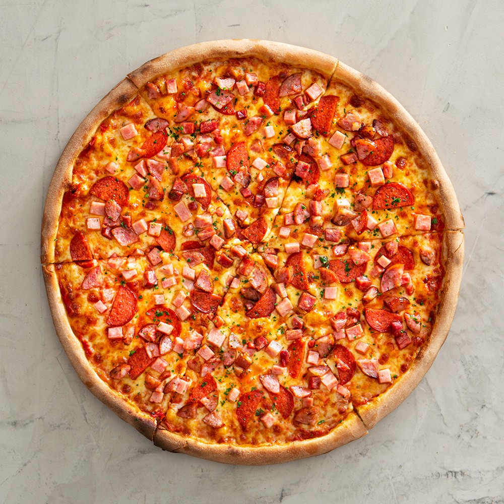 NY Meat Deligt Pizza - Bollo de pizza, salsa de tomate, muzzarella, salchicha, jamón cocido, panceta, pepperoni