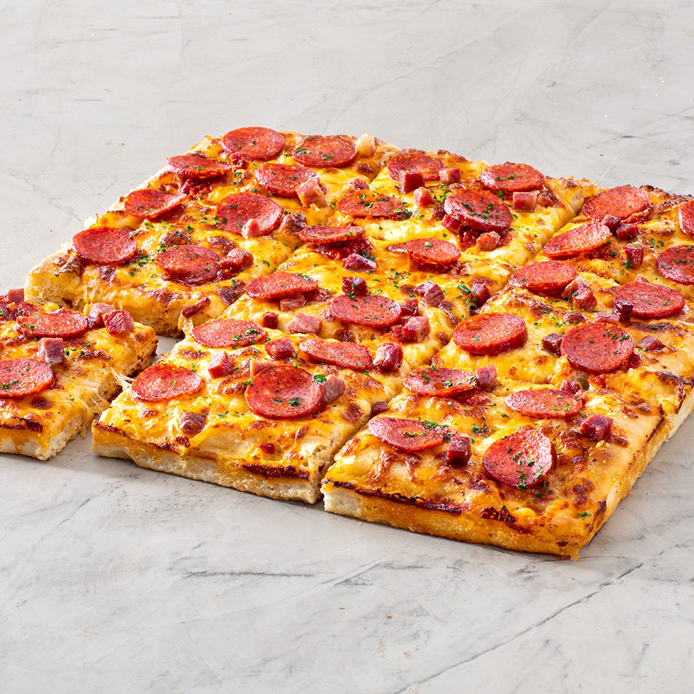 Roman Pepperoni and Bacon - Masa roman, muzzarella, queso romano, pepperoni, panceta